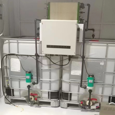 Conception intégrée du cadre du canal d'écoulement et du joint de batterie de débit dans le processus de moulage par injection en deux couleurs